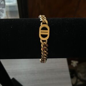 Elegant Gold Chain Bracelet